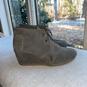 Tom’s Women's Suede Wedge Ankle Boots size 9